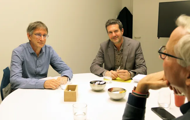 Ueli Stalder (links) und Rolf Widmer im Gespräch mit Michel Geelhaar.